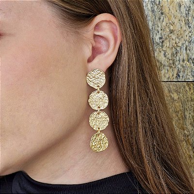 Brinco Solaré Dourado – Longo, Texturizado, Dourado e Articulado