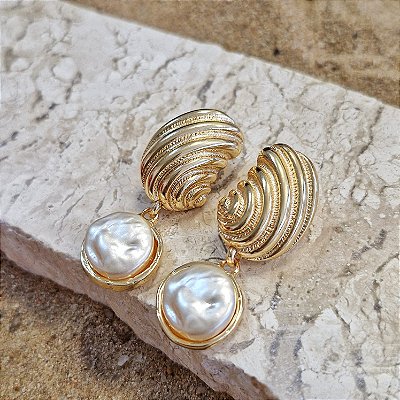 Brincos Conchas Douradas com Madrepérola Aurora