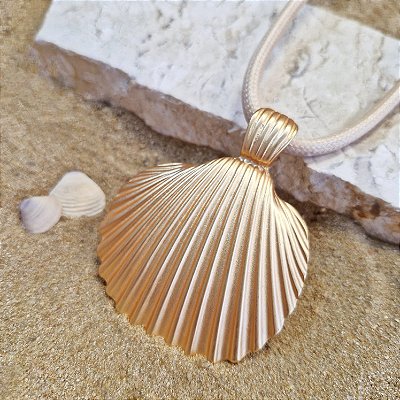 Colar Concha Maxi Dourado com Corda – Coleção Beleza Marinha 2026