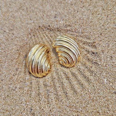 Brinco Concha Médio Dourado Texturizado – Beleza Marinha 2026