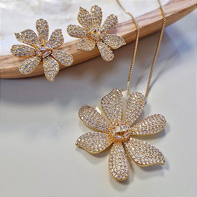 Conjunto colar e brincos flor cravejada com zircônias