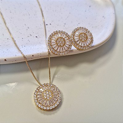 Conjunto dourado colar com pingente e brincos circulares cravejados - Flor de Luz
