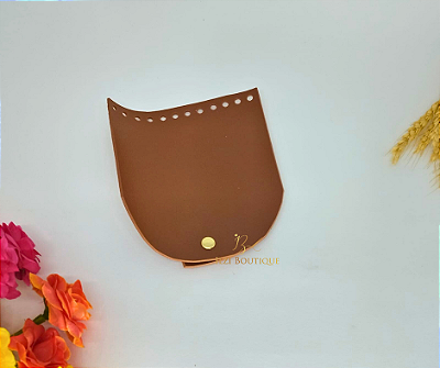 Aba caramelo c/ botão dourado