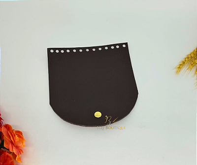 Aba marrom café c/ botão dourado