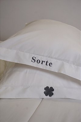 Par de Porta Travesseiro Bordado Trevo / Sorte
