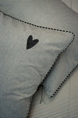 Par de Porta Travesseiro Mescla Coração Bordado