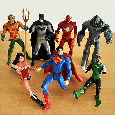 Bonecos colecionáveis super-heróis Liga da Justiça pertencentes a Marvel e DC os maiores