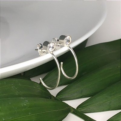 Brinco Meia Argola com Zircônia | Ponto de Luz | Prata 925