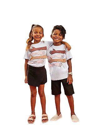 CAMISETA INFANTIL PARA MENINOS E MENINAS DE MALHA COM ESTAMPA CONTRA RACISMO BRANDILI