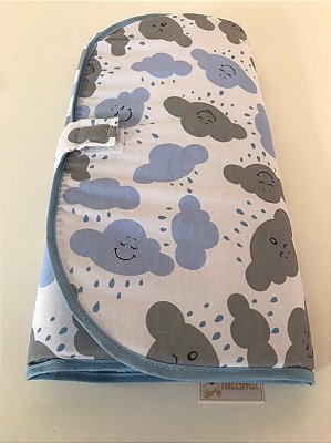 Trocador De Bebê Carteira Plastificado Nuvem Azul com Cinza Gota Azul