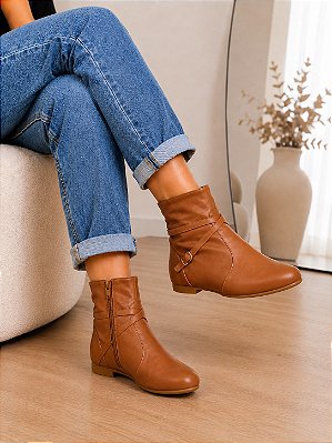 BOTA BICO REDONDO FIVELA CARAMELO (sem salto forma normal)