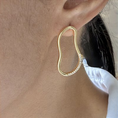 Brinco Aura - Oval Orgânico com Zircônias