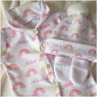 Enxoval bebê personalizado com macacão, touca e luvinha - Cativar  Personalizados