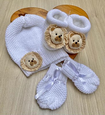 kit gorro + luvas + sapatinhos em tricot com aplique de leão