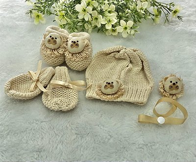 Kit Gorro + Luvas + Prendedor de Chupeta + Sapatinhos em Tricot com Aplique de Leão Dinhos Baby
