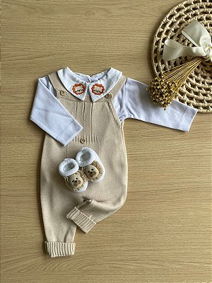 Jardineira Leão Bege Premium – 3 Peças Body Bordado + Sapatinhos Temáticos Dinhos Baby