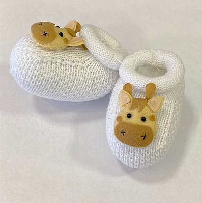 Sapatinhos de trico com aplique de girafa