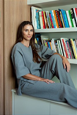 BLUSA AMPLA CANELADA CINZA