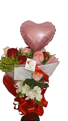 Buque com 12 rosas cor de rosas e vermelhas e balão
