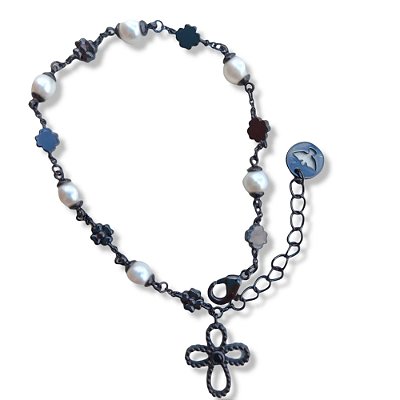 Pulseira em ródio negro com pérolas, flores e mini crucifixo