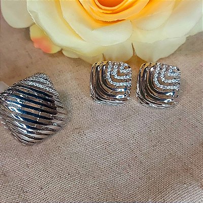 Conjunto quadrado em metal com detalhes de zircônias brancas / anel e brincos