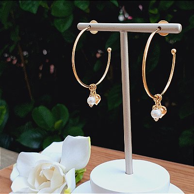 Argola  dourada com pingentes