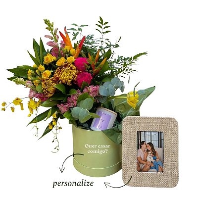 *Kit Porta-Retrato M com Flores e Vela Aromática