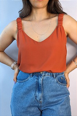 BLUSA REGATA CAROL COM ALÇA FRANZIDA TELHA