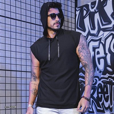 Camiseta masculina long line cavada com capuz