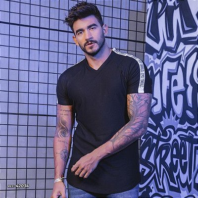Camiseta masculina long line preta com recorte e logomania