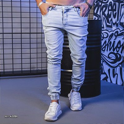 Calça masculina jogger jeans azul claro com faixa lateral