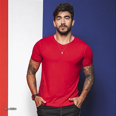 Camiseta masculina vermelha gola V e logomania nas mangas