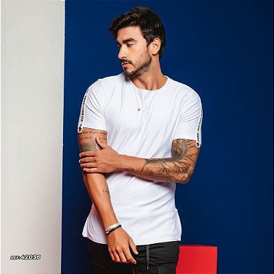 Camiseta masculina branca gola O long line com abertura na barra