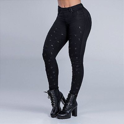 Calça jeans preta com ilhós