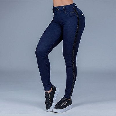 Calça feminina com detalhes lateral