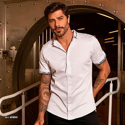 Camisa masculina branca com manga curta e logomania