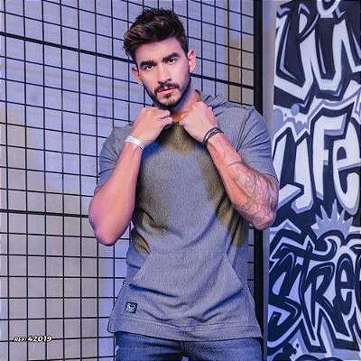 Camiseta masculina cinza de moletinho com capuz