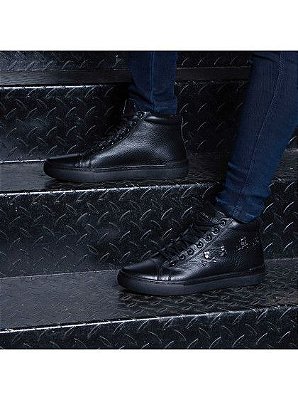 TÊNIS MASCULINO COM METAIS DE CAVEIRA