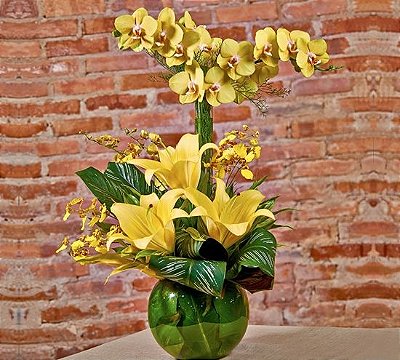 Arranjo de orquídeas e lírios