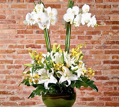 Arranjo de orquídeas e lírios