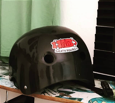 Capacete de proteção para skate preto