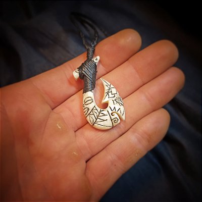 Anzol Maori Hei-Matau em Osso