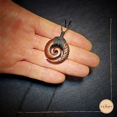 Amuleto Koru em madeira