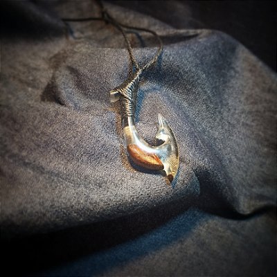 Anzol Maori Hei-Matau em resina