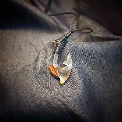 Anzol Maori Hei-Matau em resina