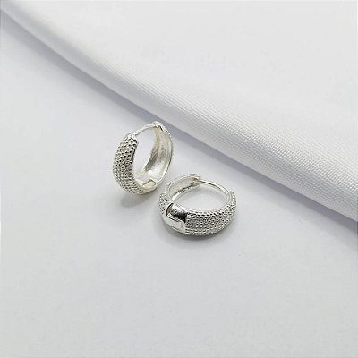 Brinco argola texturizada