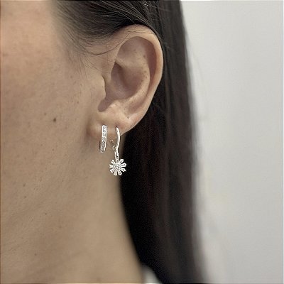 Brinco argola florzinha