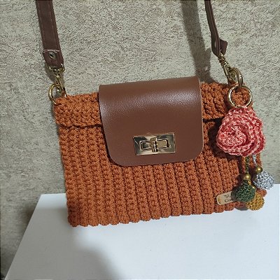 Bolsa mostarda com lapela em couro sintético