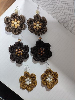 Brincos formato flor-em crochê