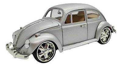 Miniatura Volkswagen Fusca Prata Rebaixado Metal 1:18